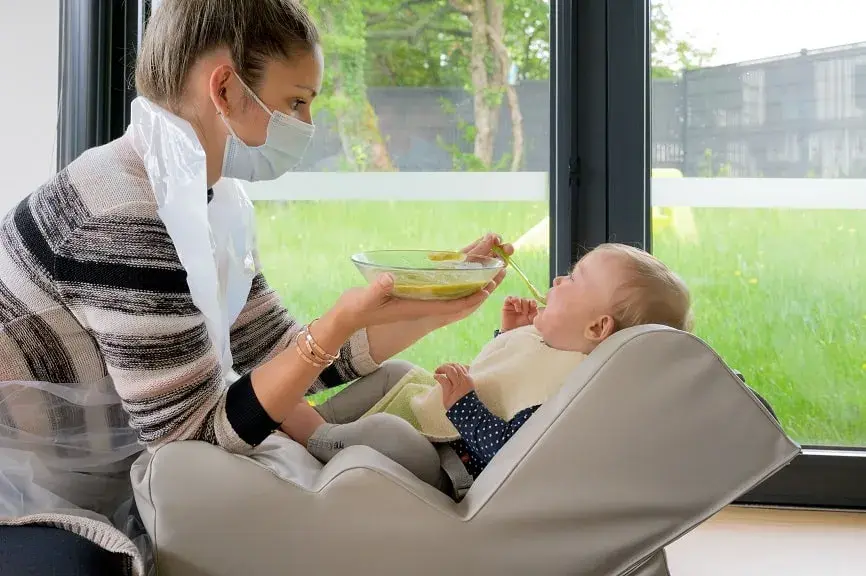 professionnel de la petite enfance avec bébé