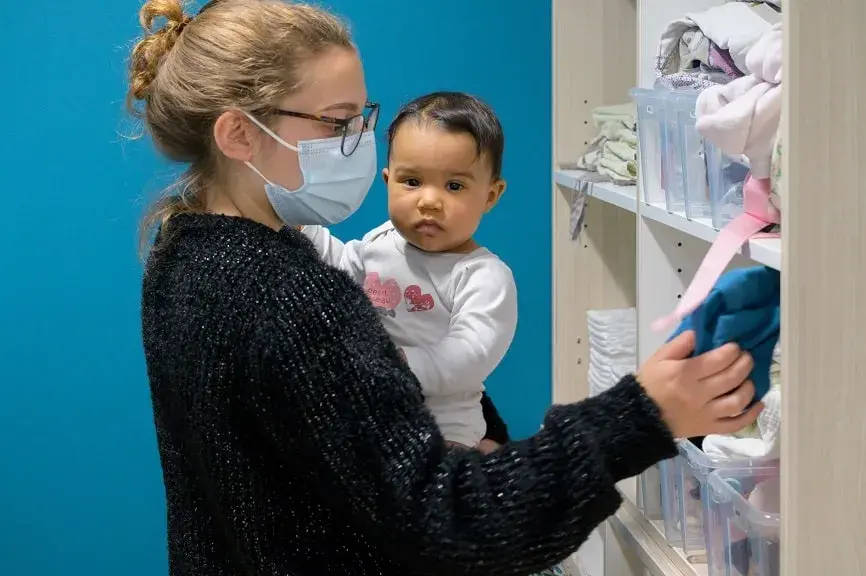 professionnel de la petite enfance avec bébé