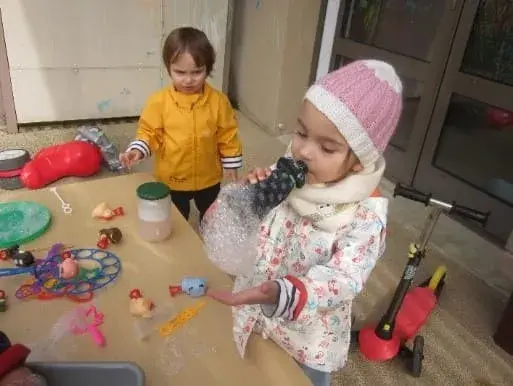 Activité bulles en crèche